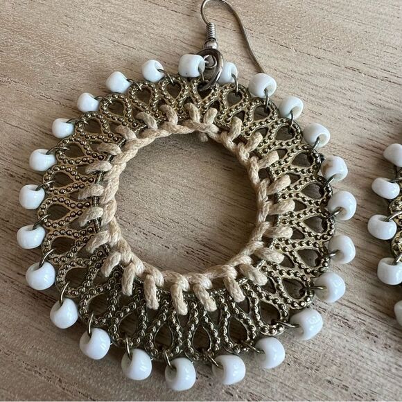 🍭6/$30 White bead and gold tone circle dangle drop earrings - Picture 2 of 5